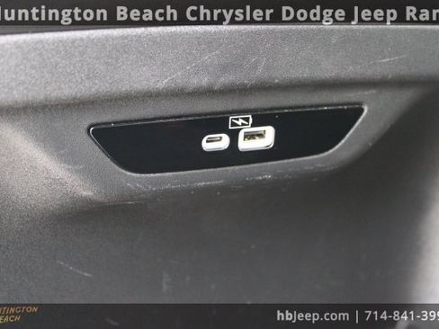 Used 2023 Chrysler Pacifica Touring-L image 36