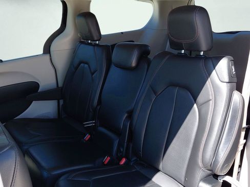 Used 2019 Chrysler Pacifica Touring-L FWD image 38