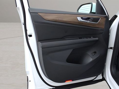 Used 2024 Volkswagen Atlas SE w/ Black Wheel Package FWD image 9