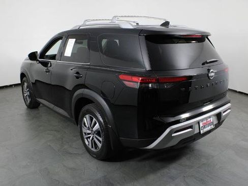 Certified 2023 Nissan Pathfinder SL w/ Black Appearance Package FWD image 16