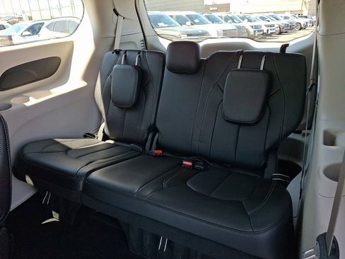 Used 2024 Chrysler Pacifica Touring-L FWD image 10