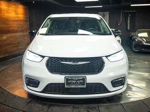 Used 2024 Chrysler Pacifica Limited FWD image 4