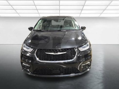 Used 2023 Chrysler Pacifica Touring-L FWD image 9