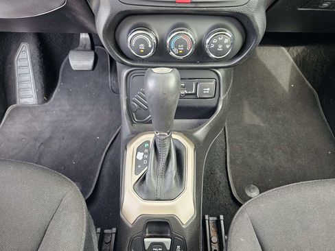 Used 2017 Jeep Renegade Latitude FWD image 32