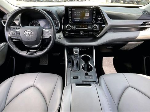 Used 2021 Toyota Highlander XLE FWD image 16