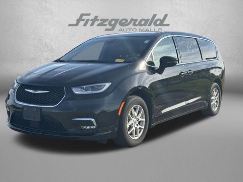 Used 2025 Chrysler Pacifica Select image 3