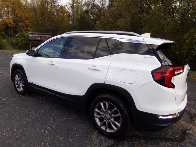 Used 2024 GMC Terrain SLT AWD/4WD image 9