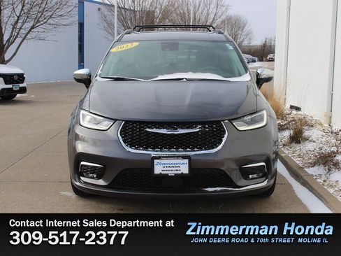 Used 2023 Chrysler Pacifica Limited image 4