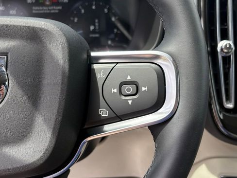 Used 2022 Volvo XC40 T4 Momentum FWD image 27