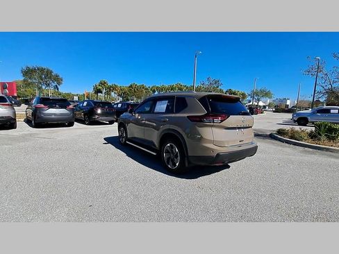 Used 2025 Nissan Rogue SV w/ SV Premium Package image 40