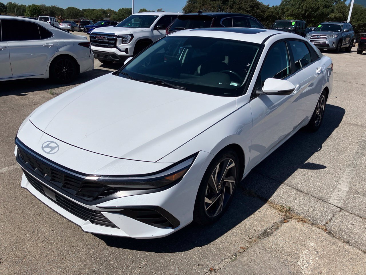 Used 2025 Hyundai Elantra Limited FWD image 2