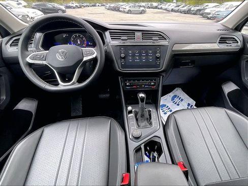 Certified 2023 Volkswagen Tiguan SE w/ Panoramic Sunroof Package AWD/4WD image 21