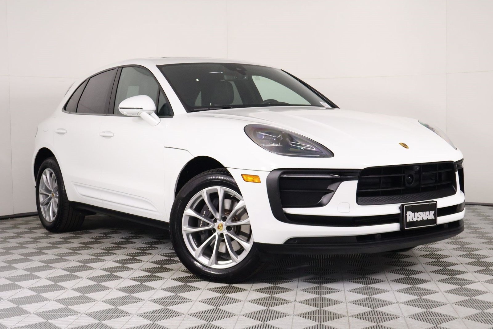 Certified 2026 Porsche Macan AWD/4WD image 9