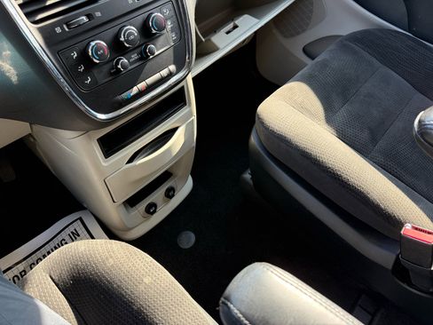 Used 2018 Dodge Grand Caravan SE w/ UConnect Hands-Free Group image 13