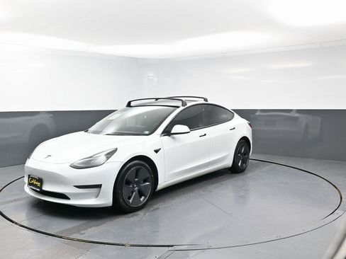 Used 2022 Tesla Model 3 Standard Range image 4