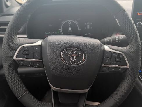 Used 2026 Toyota Sienna Platinum AWD/4WD image 21