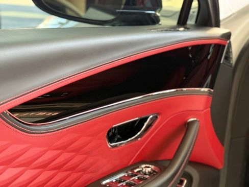 Used 2023 Bentley Flying Spur Plug-In Hybrid image 30