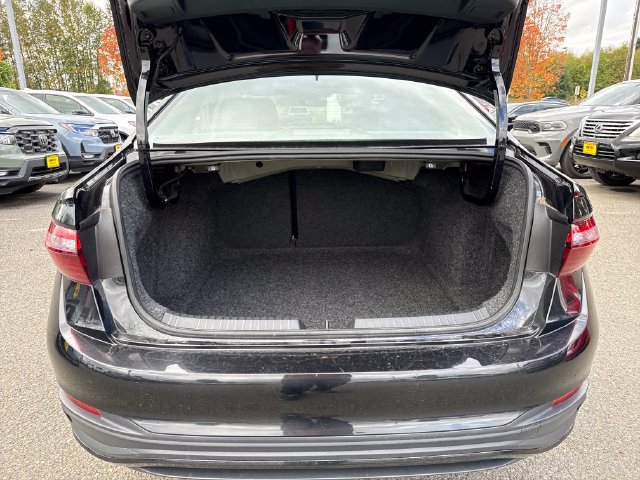 Used 2025 Volkswagen Jetta SE FWD image 13
