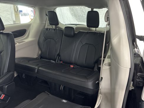 Used 2024 Chrysler Pacifica Touring-L FWD image 11
