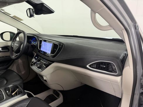 Used 2023 Chrysler Pacifica Touring-L AWD/4WD image 18
