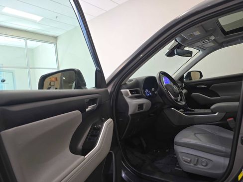 Used 2023 Toyota Highlander XLE AWD/4WD image 23
