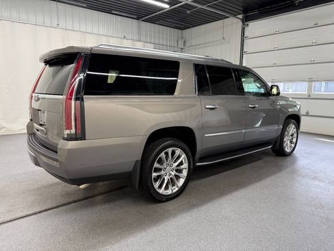 Used 2019 Cadillac Escalade ESV Luxury AWD/4WD image 4