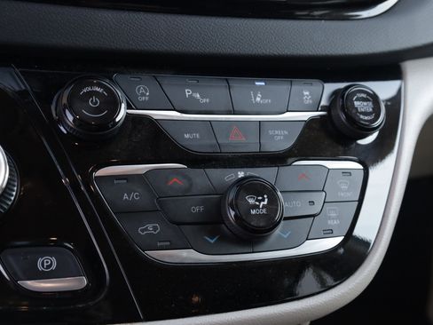 Used 2024 Chrysler Pacifica Touring-L image 10