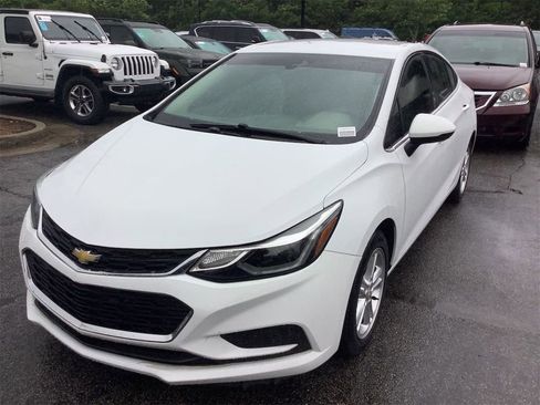 Used 2017 Chevrolet Cruze LT w/ Leather Package FWD image 2