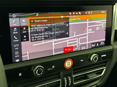 Certified 2025 Porsche Macan image 25