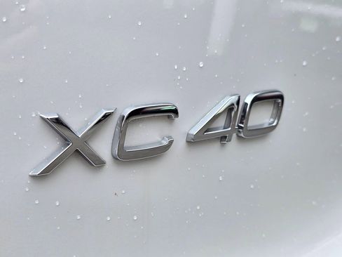 Certified 2025 Volvo XC40 B5 Core w/ Climate Package AWD/4WD image 14
