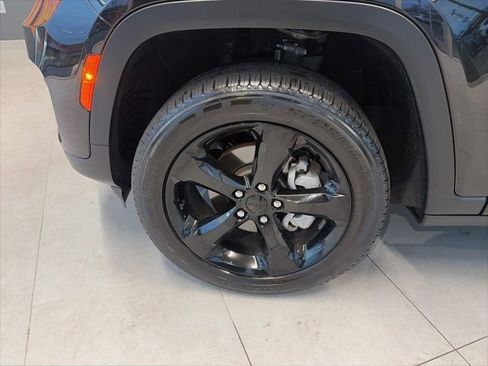 Used 2024 Jeep Grand Cherokee Limited w/ Black Appearance Package image 38