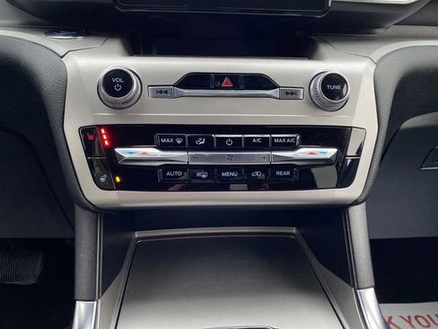 Used 2022 Ford Explorer XLT w/ Equipment Group 202A image 21