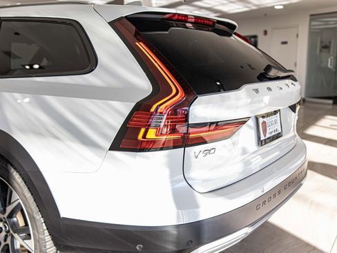 Used 2023 Volvo V90 B6 Cross Country Ultimate w/ Climate Package image 14