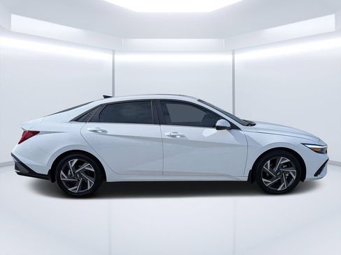 Used 2026 Hyundai Elantra Limited FWD image 2