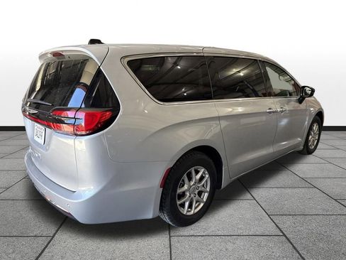 Used 2024 Chrysler Pacifica Touring-L FWD image 35