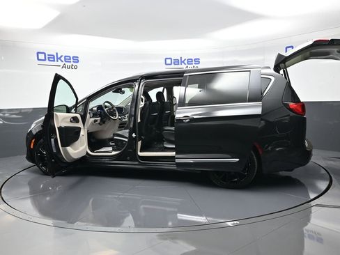 Used 2018 Chrysler Pacifica Limited w/ Advanced Safetytec Group image 57