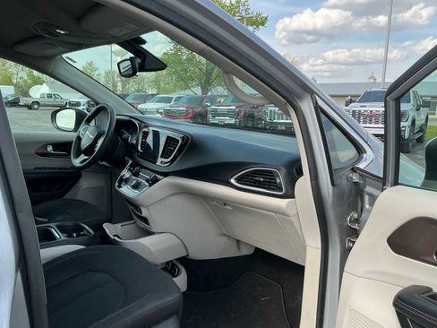 Used 2017 Chrysler Pacifica Touring Plus w/ Tire & Wheel Group FWD image 27