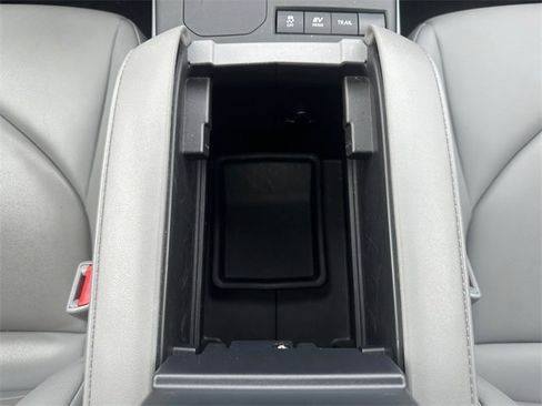 Used 2022 Toyota Highlander XLE image 21