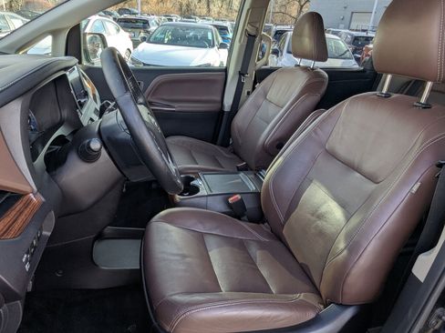 Used 2017 Toyota Sienna Limited Premium image 30