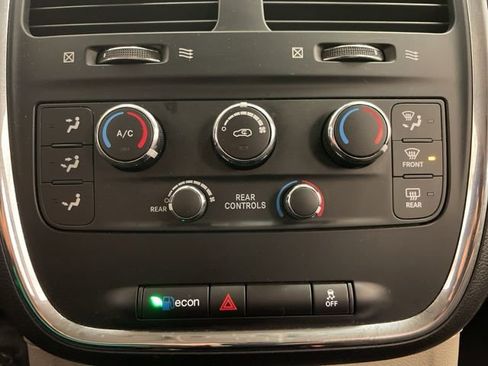 Used 2018 Dodge Grand Caravan SE w/ UConnect Hands-Free Group image 22