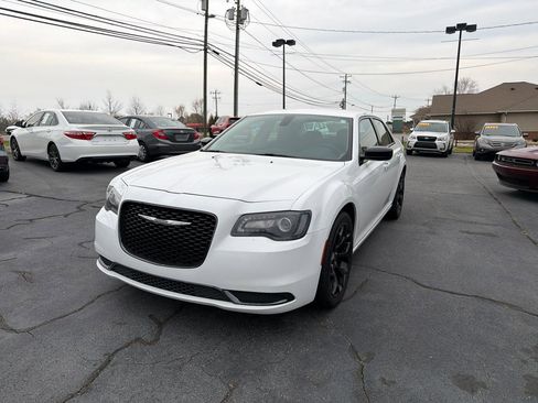 Used 2019 Chrysler 300 Touring w/ Sport Appearance Package image 9