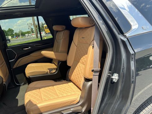Used 2024 Cadillac Escalade Premium Luxury w/ Performance Package AWD/4WD image 25