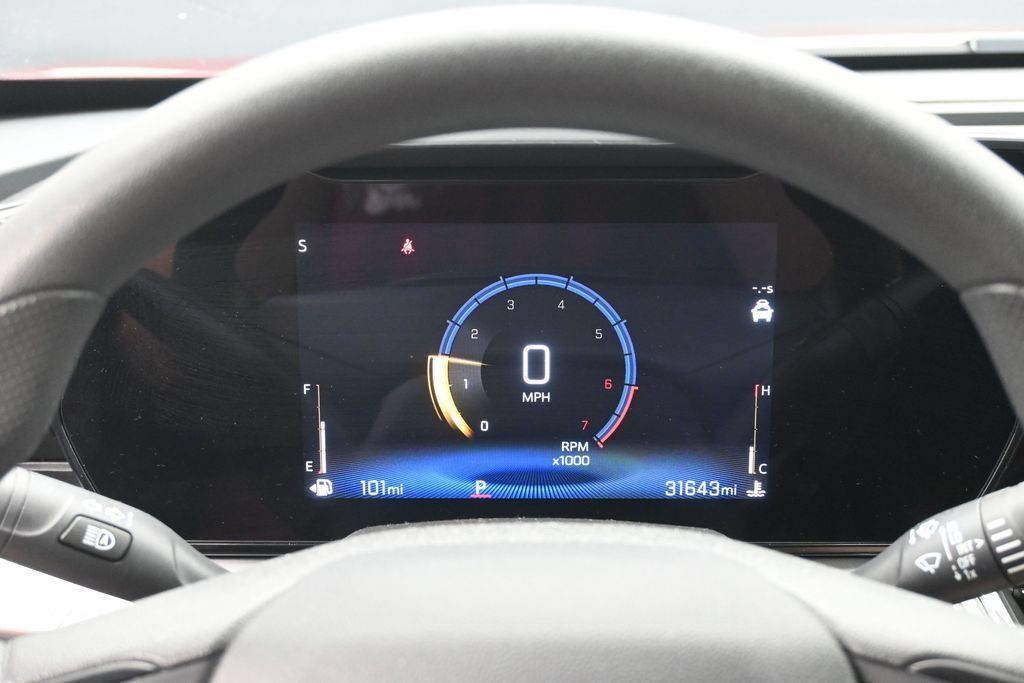 Used 2025 Chevrolet Trax LT FWD image 11