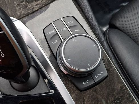 Used 2021 BMW 530e w/ Parking Assistance Package image 32