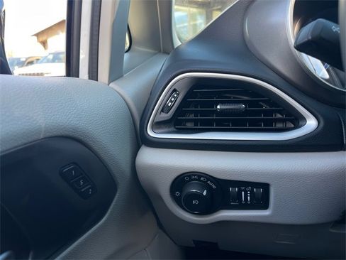 Used 2024 Chrysler Pacifica Touring-L image 17