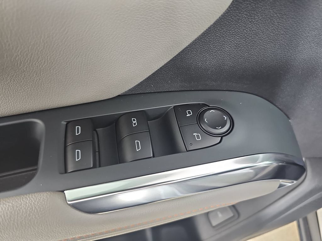 Used 2025 Chevrolet Traverse LT FWD image 34