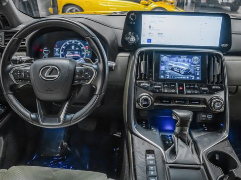 Used 2024 Lexus LX 600 4WD w/ Luxury Package image 35