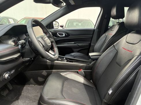 Used 2025 Jeep Compass Trailhawk image 25