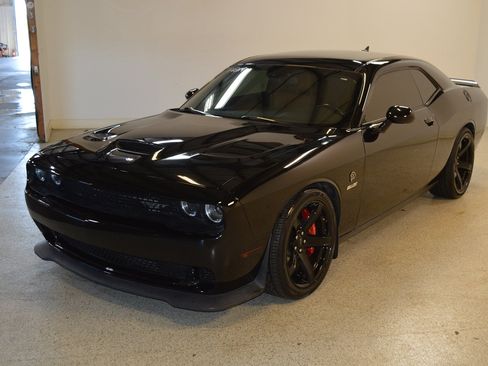 Used 2017 Dodge Challenger SRT Hellcat RWD image 7