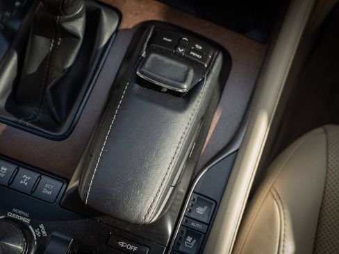 Used 2020 Lexus LX 570 4WD w/ Luxury Package image 41